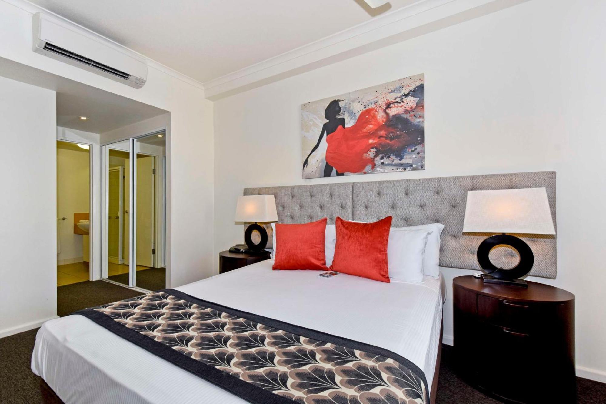 Aparthotel Metro Advance & 4*